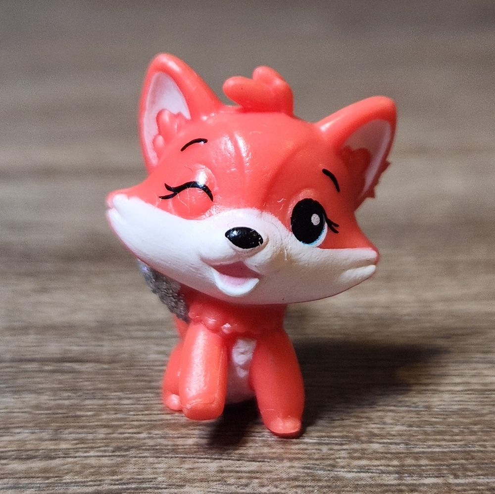 Hatchimals Colleggtibles Season 2 Red Foxin Forest Silver Wings.